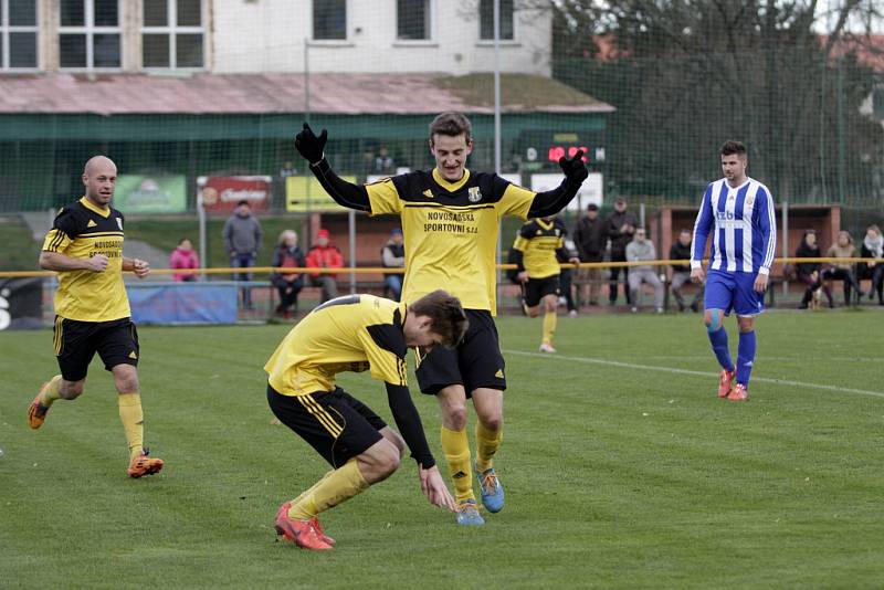 FK Nové Sady (ve žlutém) remizoval s Hranicemi 1:1.