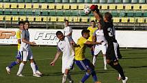 Fotbalisté Holice (v bílém) porazili Šumperk 3:2.