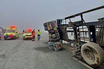 Převrácené nákladní auto na stavbě D55 u Kokor. Řidič utrpěl zranění, 12. listopadu 2025.