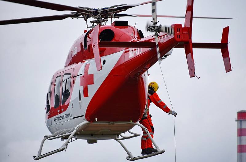 Letečtí záchranáři si v Olomouci vyzkoušeli nový vrtulník Bell 429