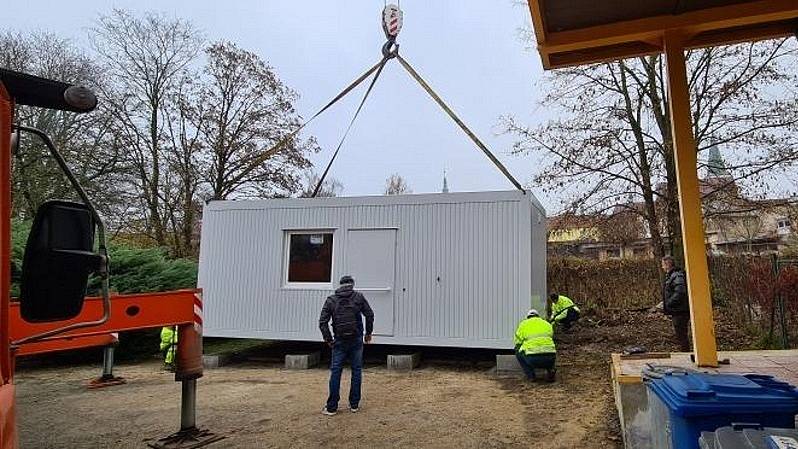 Město Litovel pořídilo pro potřeby Charity sanitární kontejner pro lidi bez domova.