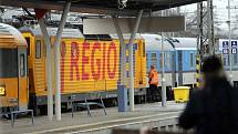 Policisté prohledávají vlaky společností RegioJet a Leo Express na olomouckém hlavním nádraží. Anonym hrozil bombou  