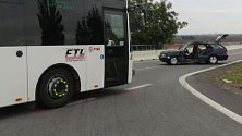 Dvaaosmdesátiletý řidič nedal přednost u Žešova mezi obcemi Prostějov a Výšovice na křižovatce sjezdu z dálnice přednost linkovému autobusu