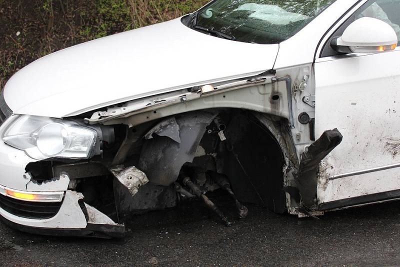 V Zolově ulici na kraji Olomouce vyjel ve středu odpoledne řidič Volkswagenu Passat do protisměru a srazil se s protijedoucí Škodou Felicia