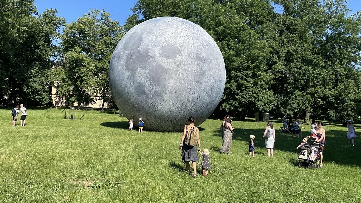 Obří nafukovací model Měsíce v pátek okukovali lidé v pátek 18. června ve Smetanových sadech v Olomouc. Lunalón se rozzáří i v sobotu v rámci Svátků města Olomouce