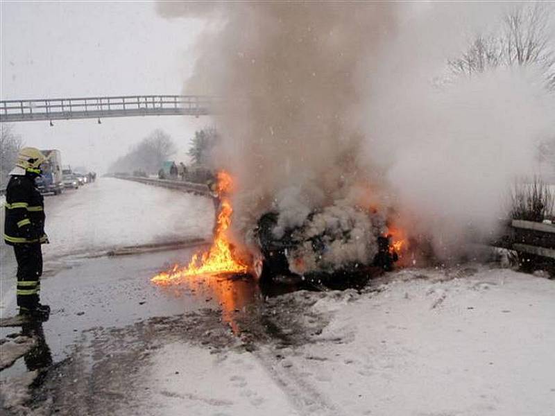 Požár osobního auta na R35 u Mohelnice