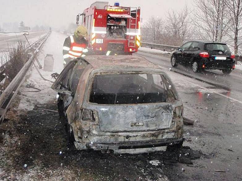 Požár osobního auta na R35 u Mohelnice