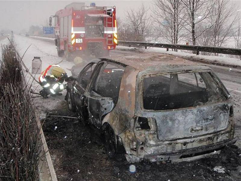 Požár osobního auta na R35 u Mohelnice
