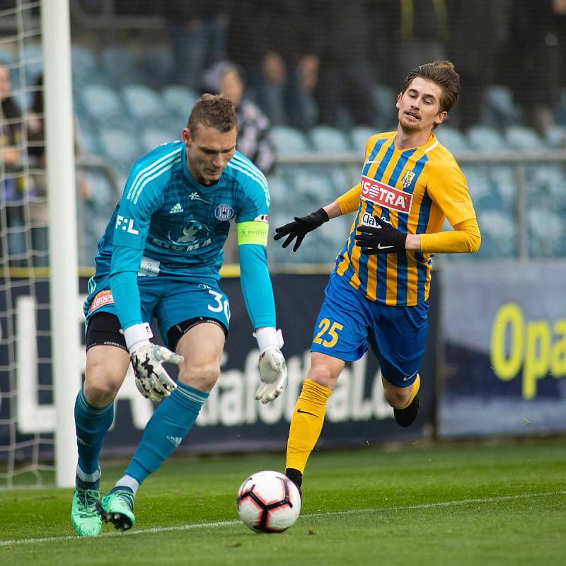 SFC Opava proti Sigmě Olomouc.  Miloš Buchta (SK Sigma Olomouc), Bronislav Stáňa (SFC Opava).