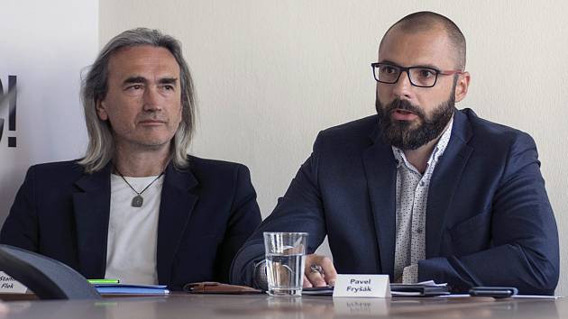 Stanislav Flek (vlevo) - lídr kandidátky hnutí spOLečně, a Pavel Fryšák - dvojka kandidátky