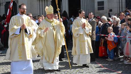 Inaugurace nového olomouckého arcibiskupa Josefa Nuzíka (uprostřed s mitrou) v katedrále sv. Václava v Olomouci, 13. dubna 2024