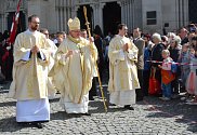 Inaugurace nového olomouckého arcibiskupa Josefa Nuzíka (uprostřed s mitrou) v katedrále sv. Václava v Olomouci, 13. dubna 2024