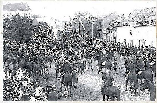 Oslava zrušení roboty v Dubu. Shromáždění na koních během Velikonoc v roce 1928 na dřívějším náměstí.