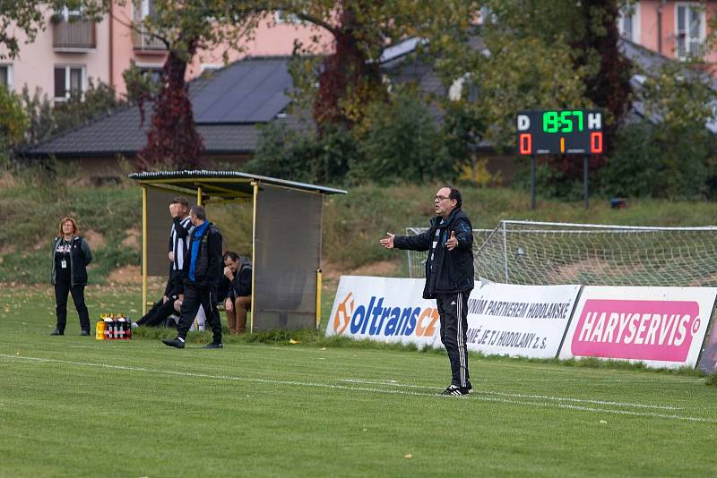 Fotbalisté Hodolan (v pruhovaném) porazili Novou Hradečnou 8:0.