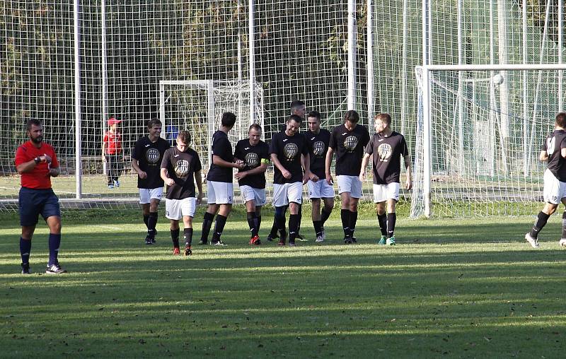 Fotbalisté Zábřehu (v černém) zvítězili v Bohuňovicích 4:3.