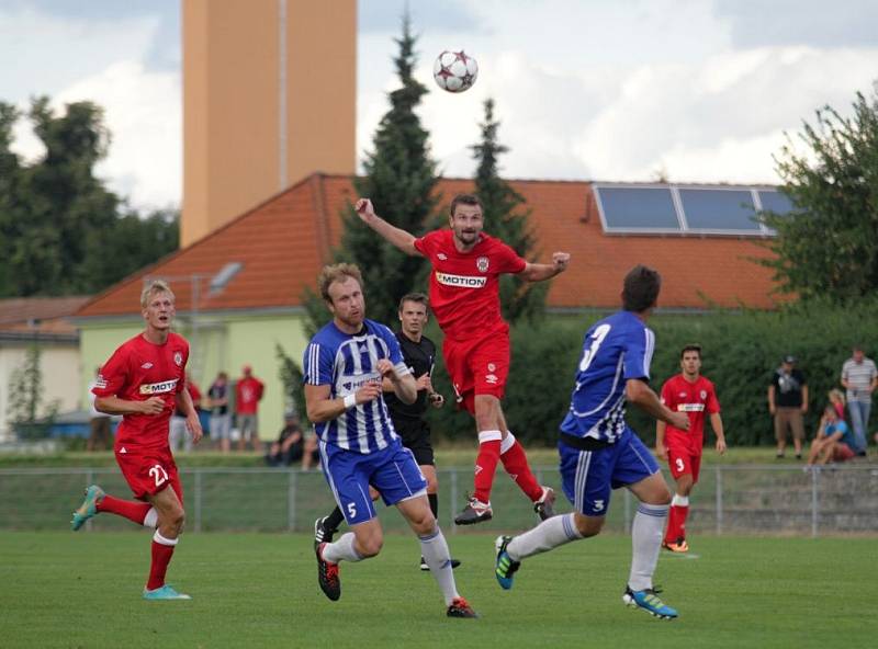 Uničov (v modrém) v pohárovém zápase se Zbrojovkou