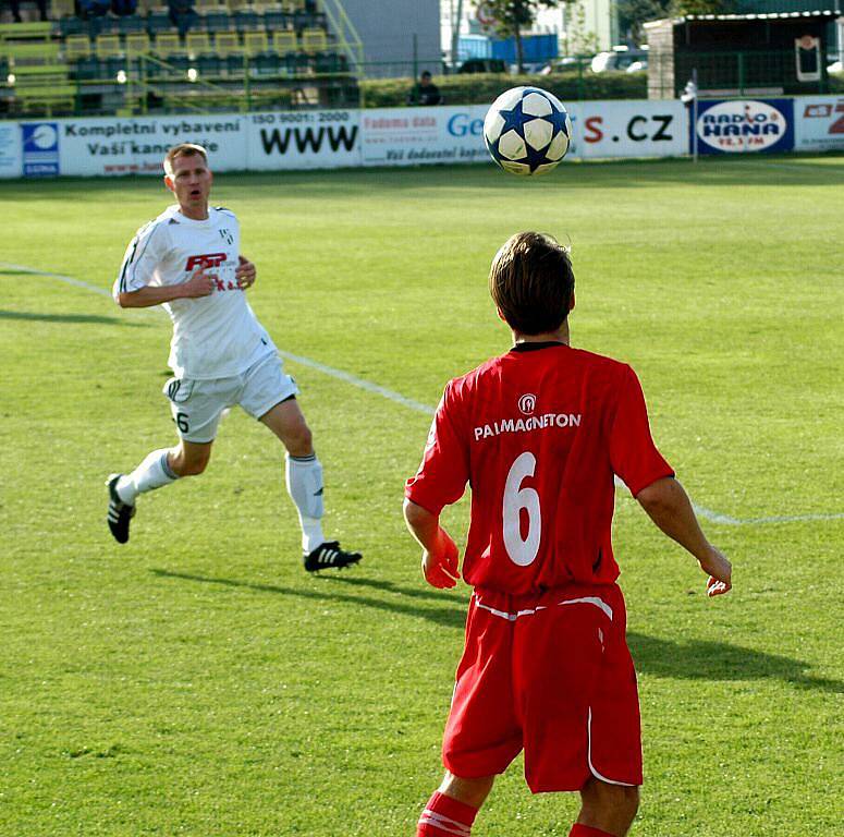 Fotbalisté Holice (v bílém) proti Hulínu