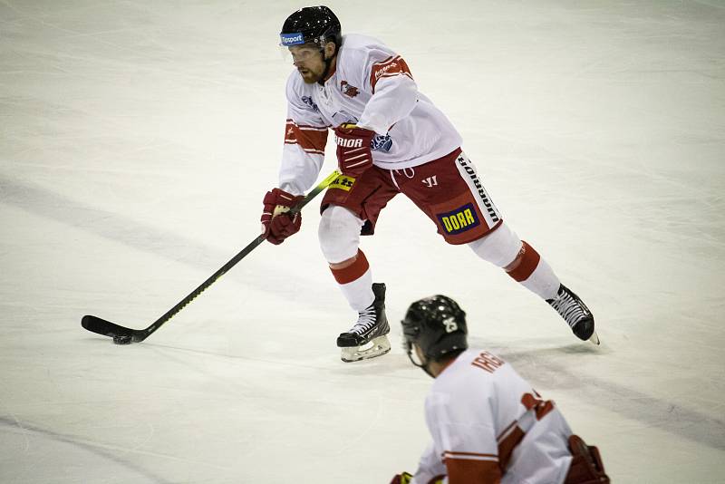 Hokejisté Mory (v bílém) hostili Vítkovice. První třetinu hráli ve speciálních dresech v rámci akce Legenda legendám.