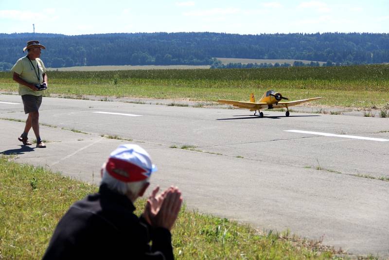 Polní letiště u Moravského Berouna na Olomoucku v sobotu 11. července ožilo modely letadel a k vidění byly i moderní koptery.