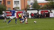 Fotbalisté Sigmy Hodolany (v bílo-černém) porazili Přáslavice 6:1.