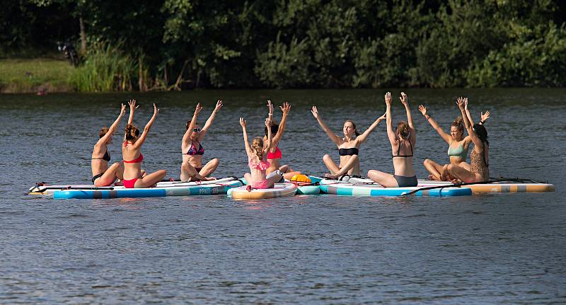 Paddle yoga na přírodním koupališti Poděbrady  u Olomouce.