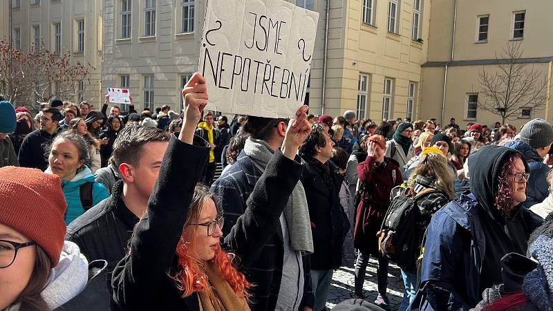 Demonstrativní Hodina pravdy na Univerzitě Palackého v Olomouci. Stávkové shromáždění na nádvoří filozofické fakulty v Křížkovského ulici, 28. března 2023.