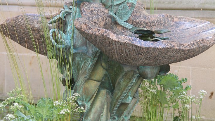 Rozkvetlé olomoucké památky: fontána Pramen živé vody před kaplí sv. Jana Sarkandera