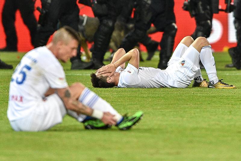 Finále fotbalového poháru MOL Cupu: FC Baník Ostrava - SK Slavia Praha, 22. května 2019 v Olomouci. Smutek hráčů Baníku