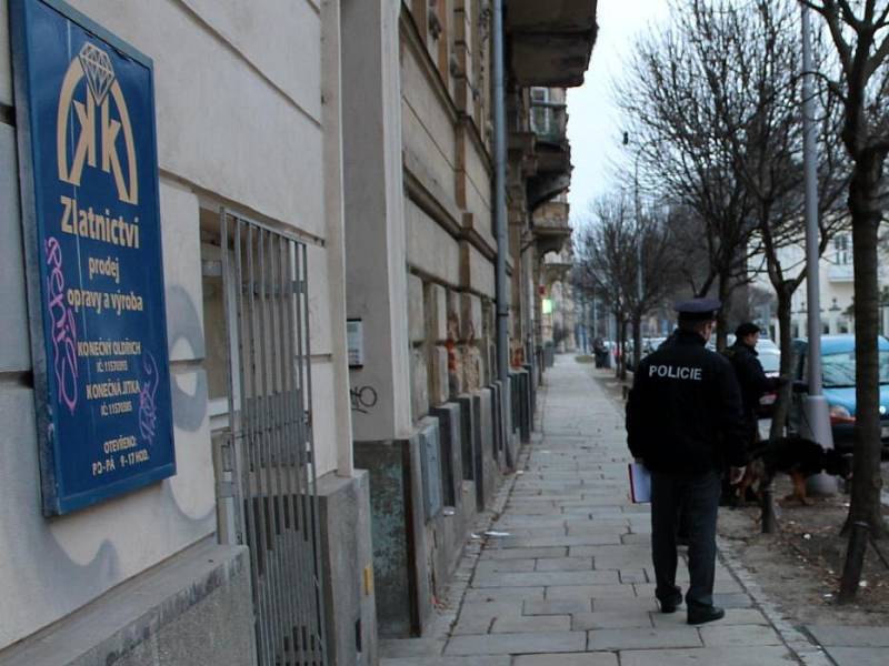 Březen 2013. Policisté zasahují u loupeže ve zlatnictví ve Vídeňské ulici v Olomouci