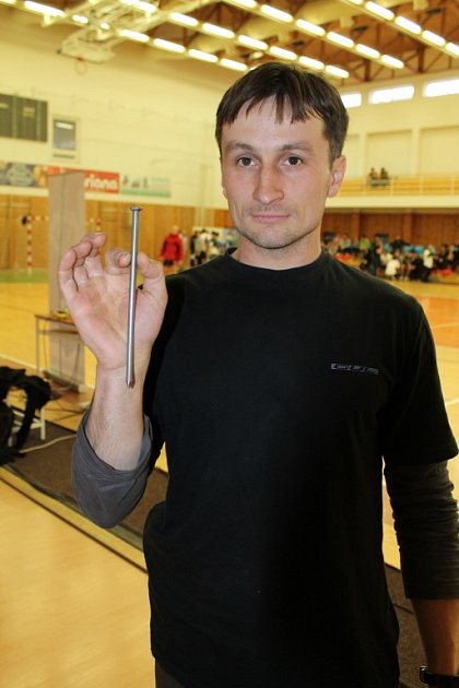 Jan Stoklasa dokáže ohýbat dvaceticentimetrové hřebíky