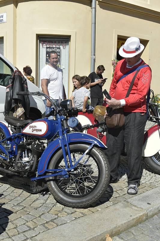 Ecce Homo Historic. Slavnosti města a přehlídka historických vozidel a motocyklů na Hlavním náměstí ve Šternberku, 5. 9. 2020