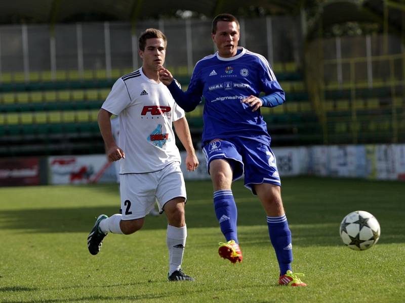 Fotbalisté Holice (v bílém) prohráli se Sigmou B 0:2.