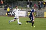 Fotbalisté Uničova porazili HFK Olomouc (v bílém) 4:1. Oldřich Kostorek (u míče).