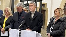 Stínová vláda hnutí ANO v čele s Andrejem Babišem na tiskové konferenci na nádvoří olomoucké radnice, 14. března 2024