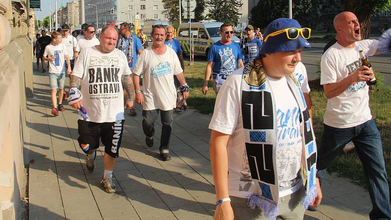 Fanoušci ostravského Baníku pod dohledem policistů rychle vyráží z olomouckého hlavního nádraží k Androvu stadionu. Jejich vlak měl totiž hodinu a půl zpoždění