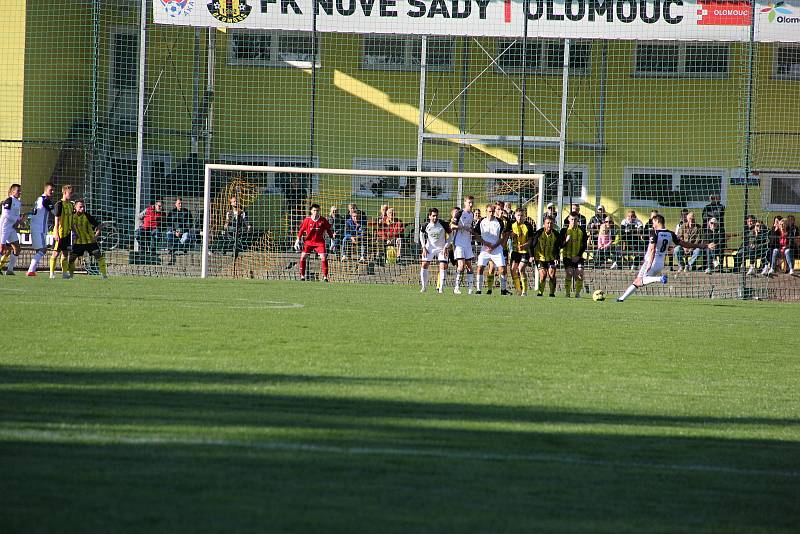 Nové Sady (ve žlutém) prohráli v olomouckém divizním derby s 1. HFK Olomouc doma 3:4.