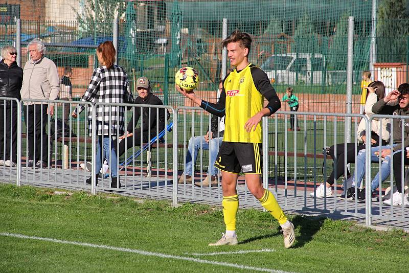 Nové Sady (ve žlutém) prohráli v olomouckém divizním derby s 1. HFK Olomouc doma 3:4.