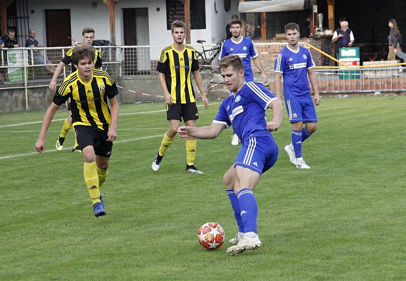 Fotbalisté Nových Sadů (ve žluto-černém) porazili Všechovice 5:0.