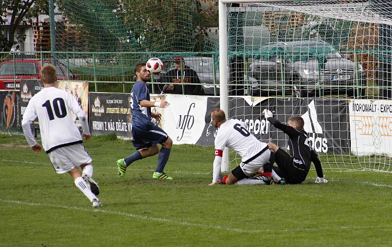 Luboš Horka kuriózně skóroval z penalty. HFK porazil Slavičín 2:0.