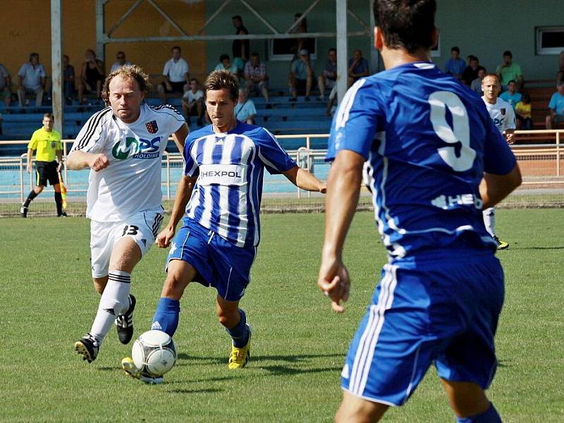 Fotbalisté Uničova (v modrém) proti Prostějovu