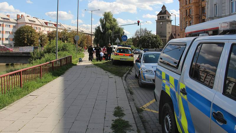 Muže, který se nemohl dostat ven z řeky Moravy, zachraňovali ve středu odpoledne olomoučtí hasiči.