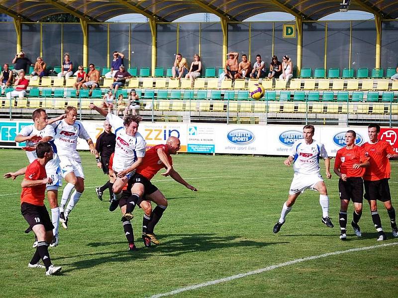 Rudolf Obal právě střílí vyrovnávací branku HFK. 