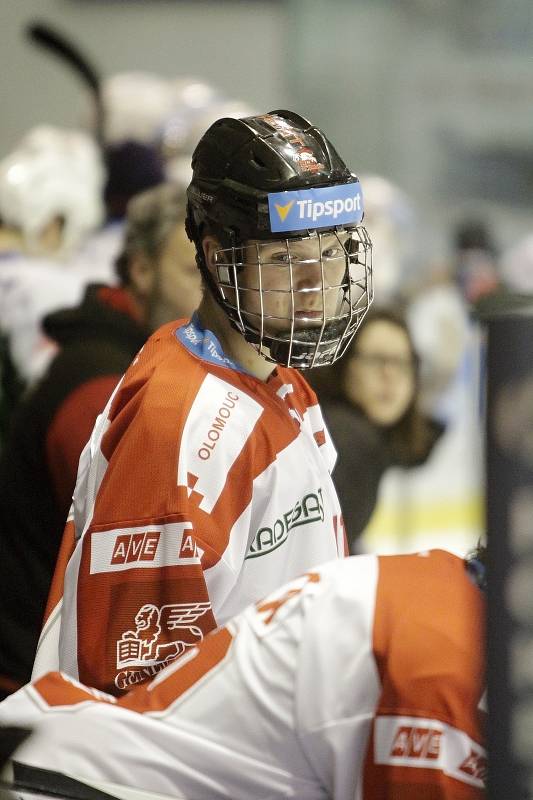 Olomoučtí hokejisté (v bílém)  v prvním zápase play-out prohráli s Karlovými Vary 2:6