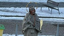 Socha svatého Jana Nepomuckého na náměstí v Jeseníku s plynovou maskou.