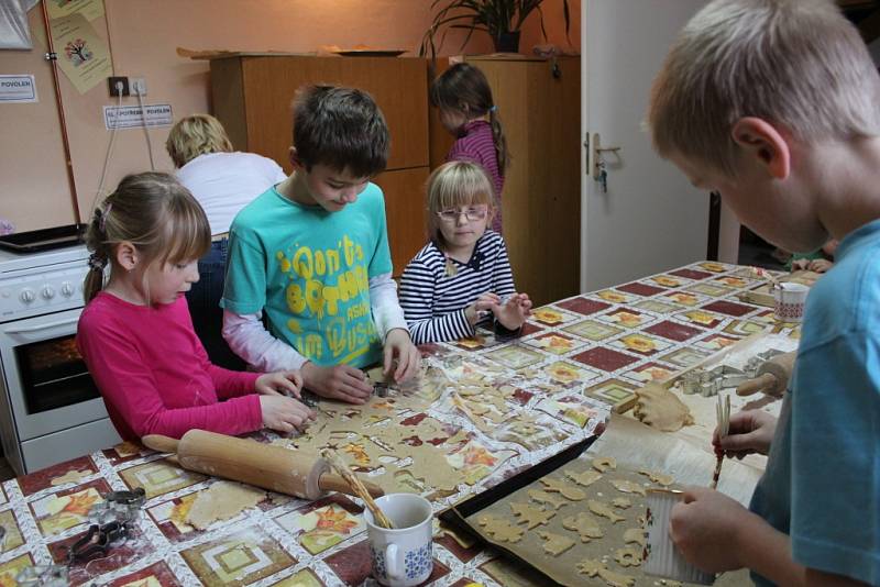 V litovelském Domě dětí a mládeže pekly děti mikulášské perníčky