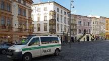 Šofér octavie narazil na Dolním náměstí v Olomouci do sloupu veřejného osvětlení