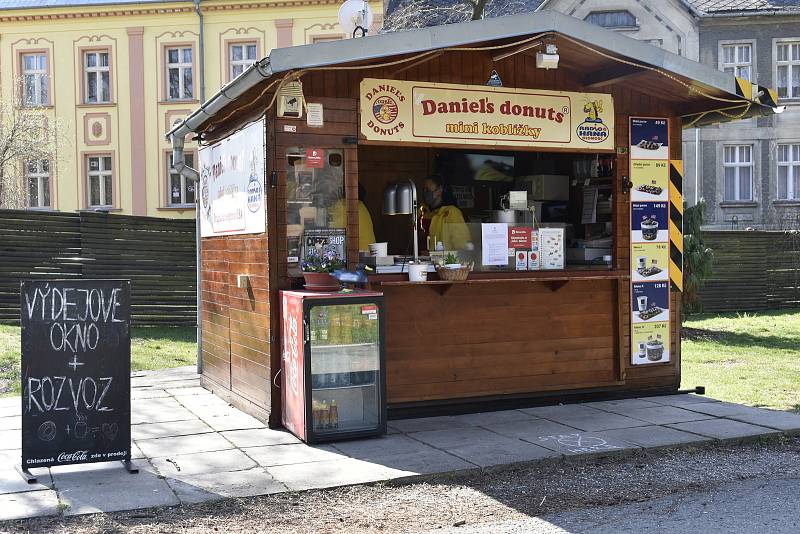 Kiosek ve Smetanových sadech rozváží dobroty prostřednictvím společnosti Dáme jídlo