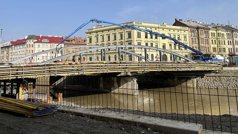 Betonování mostu v Masarykově třídě v Olomouci, 24. února 2021