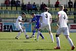 Fotbalisté béčka Holice prohráli utkání s Lutínem (v modrém) 0:1