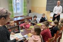 Pomoci ukrajinským dětem se rozhodla Základní škola sv. Voršily v Olomouci. Otevřela pro ně samostatnou třídu. Od čtvrtka 10. března do ní dochází osm dětí ve věku osm až deset let. Jejich tři sourozenci ve věku 14 let jsou místěni do 8. třídy. 10. března